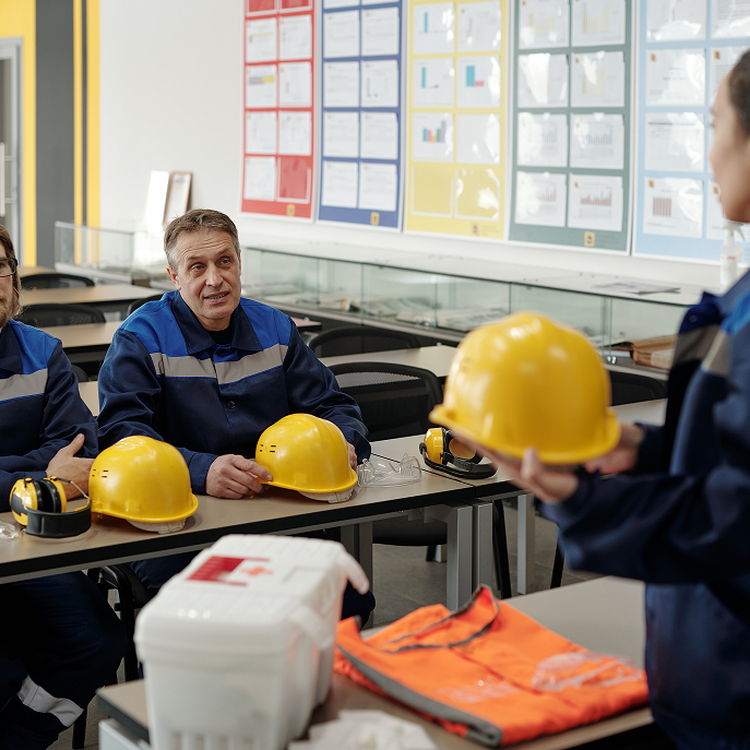 instructor-explaining-occupational-safetyrules